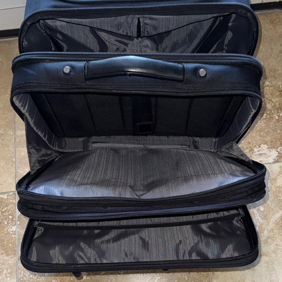 Samsonite Black Rolling Travel Bag - Picture 6 of 9